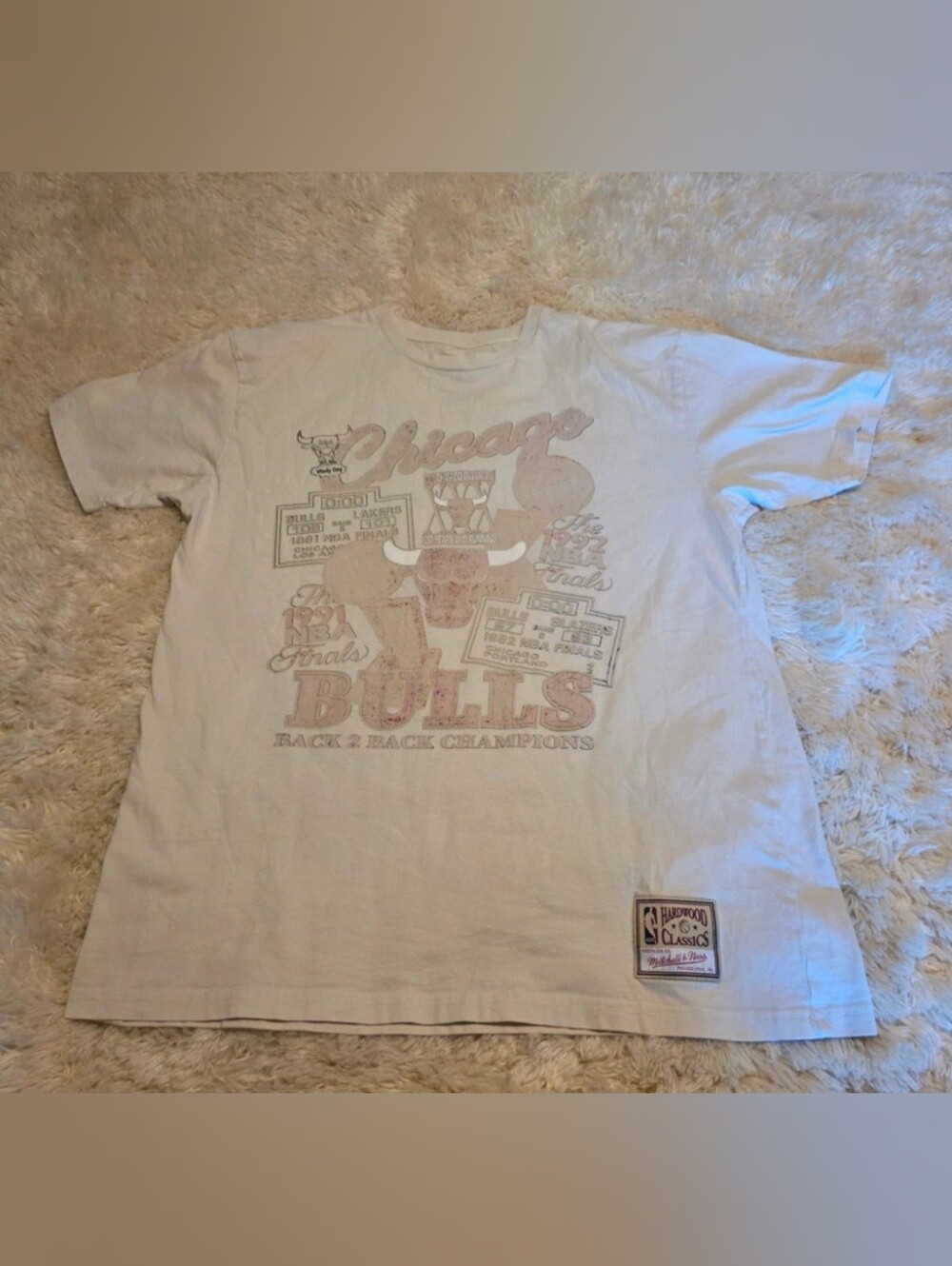 Mitchell & Ness Chicago Bulls Distressed Vintage Style Graphic Tee - Cream Sz. L